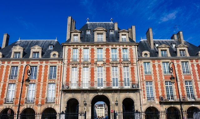 パリ最古の広場の一つ。赤レンガとスレート屋根の建物が四方を囲む、整然とした美しさが特徴のヴォージュ広場